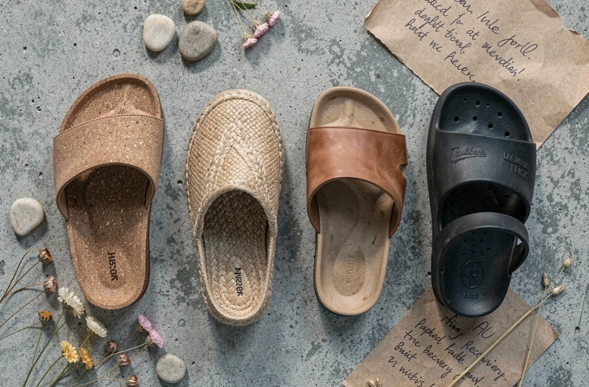Comparaison à plat de plusieurs types de sandales alternatives aux Birkenstock sur fond béton